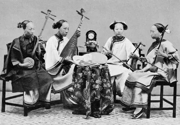 Weibliche Musikerinnen mit traditionellen chinesischen Musikinstrumenten in Hongkong, ca. 1885